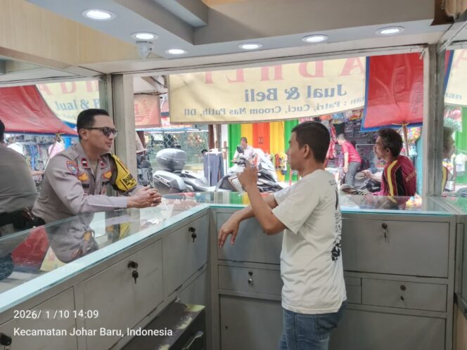 
					Polisi Jaga Nadi Perdagangan, Bhabinkamtibmas Hadir di Pasar Gembrong
