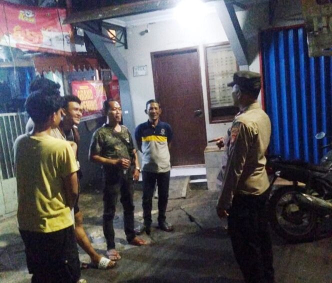 
					Dini Hari di Galur, Polisi dan Warga Gelar Patroli Bersama Perkuat Keamanan Lingkungan
