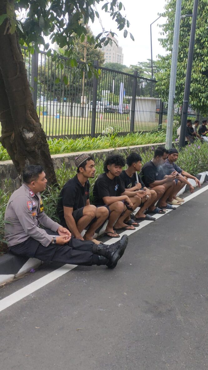 
					Bhabinkamtibmas Gelora Berikan Edukasi Kamtibmas kepada Remaja di Tenis Indoor Senayan