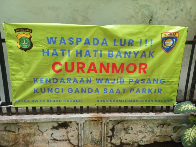 
					Cegah Curanmor, Bhabinkamtibmas Kebon Kacang Pasang Spanduk Imbauan di RW 02