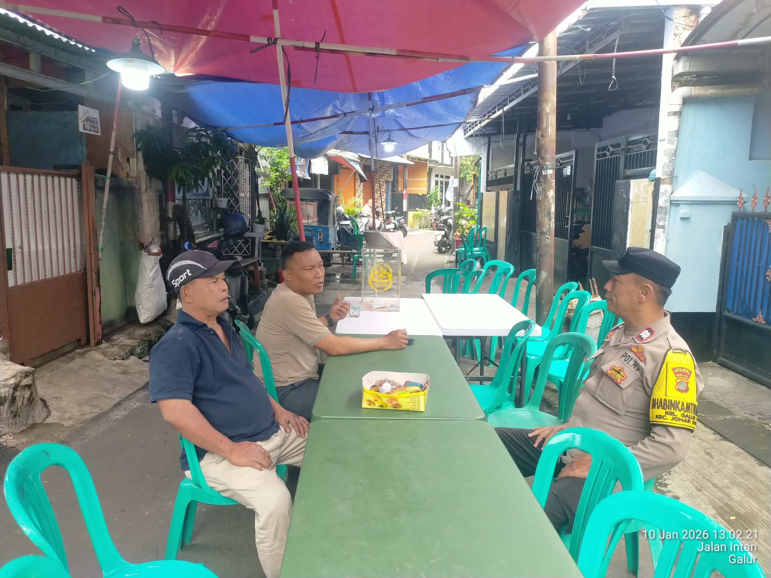 Hadir di Tengah Duka, Bhabinkamtibmas Galur Sambang dan Takziah Warga RW 02