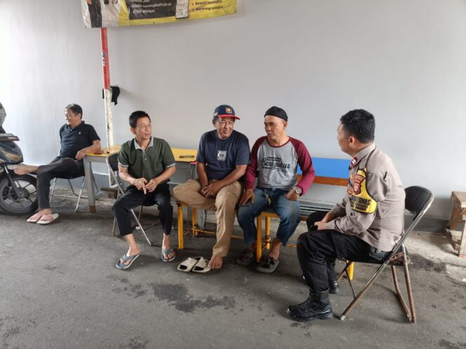 
					Bhabinkamtibmas Kebon Kacang Laksanakan Patroli dan Sambang Ketua RT 05/05, Sampaikan Imbauan Kamtibmas