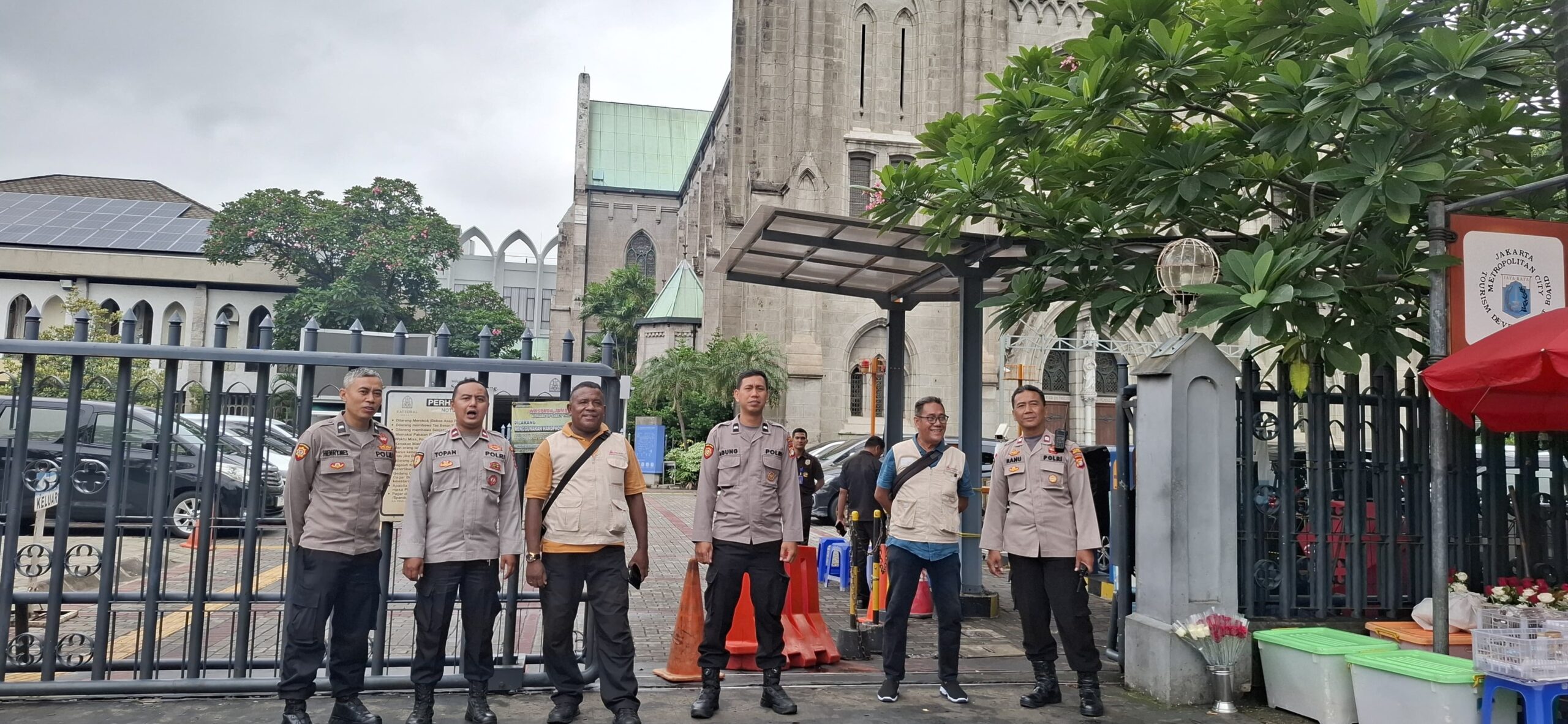 Pelayanan Polri Kawal Misa Minggu di Katedral, Ibadah Umat Berjalan Kondusif