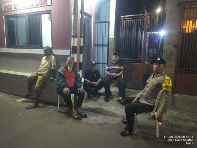 
					Bhabinkamtibmas Aiptu Baktiat Perkuat Deteksi Dini Kamtibmas melalui Sambang Pos Kamling RW 01 Galur