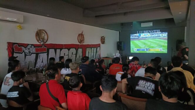 
					Polisi Monitoring Nobar Persija vs Persib di Sawah Besar