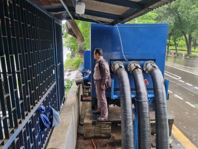
					Bhabinkamtibmas Karet Tengsin Cek Kesiapan Pompa Air Abdul Jalil Antisipasi Banjir