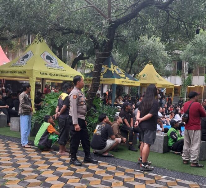 
					Polsek Metro Menteng Pantau Nobar Persija vs Persib Di Kantor Dpd Partai Golkar Situasi Aman dan Kondusif