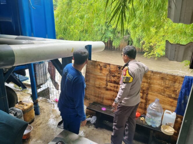 
					Turun Langsung ke Lapangan, Bhabinkamtibmas Karet Tengsin Cek Pompa Air Rusun Karet Tengsin