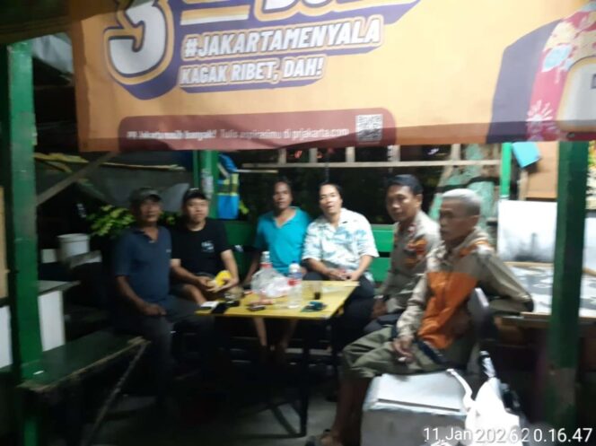 
					Jelang Malam, Patroli Dialogis Kapolsubsektor Tanah Tinggi Perkuat Keamanan RW 08