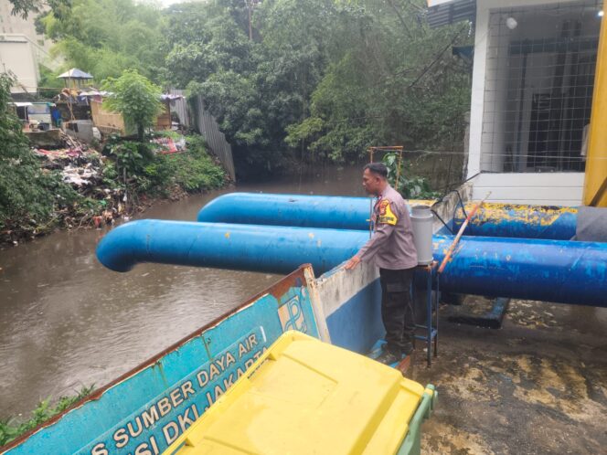 
					Hadir di Tengah Warga, Bhabinkamtibmas Bendungan Hilir Pastikan Pompa Air Siap Hadapi Hujan
