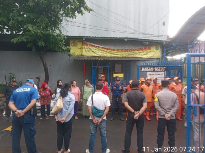 
					Kerja Bakti Gerebek Lumpur RW 08 Bungur, Sinergi Tiga Pilar Wujudkan Lingkungan Bersih dan Sehat