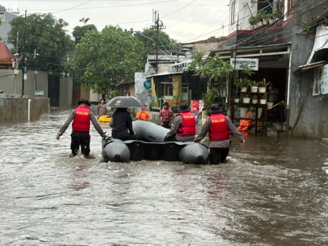 
					Polda Metro Jaya Evakuasi Warga Terdampak Banjir di Asrama Polisi Pondok Karya