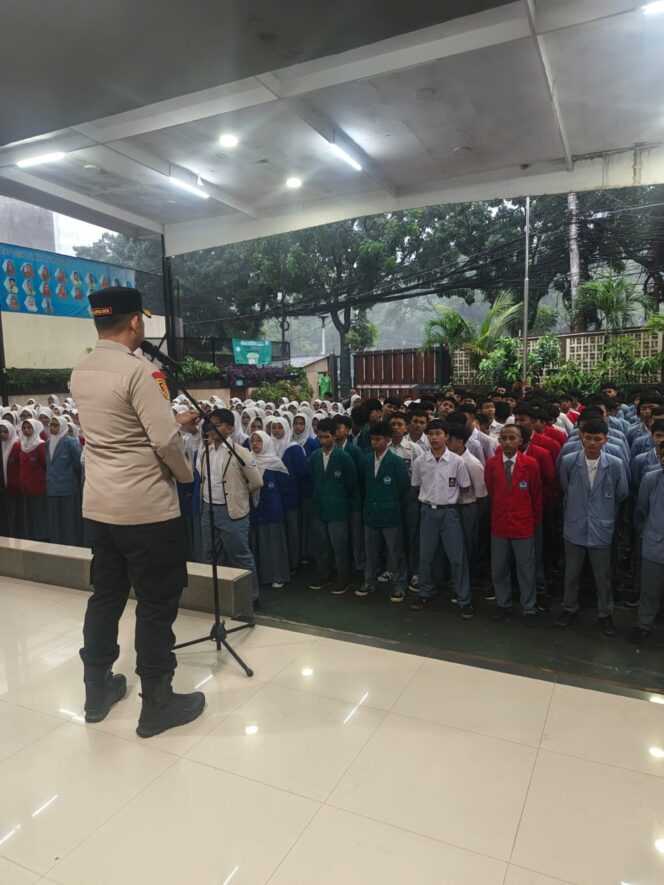 
					Jaga Jakarta, Kapolsek Gambir Jadi Inspektur Upacara di SMK Jakarta Pusat 1, Tekankan Disiplin dan Cegah Kenakalan Remaja
