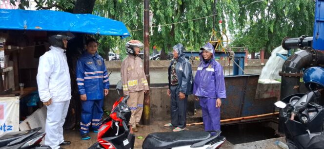 
					Kapolsubsektor Pastikan Genangan Air Di Pasar Baru, Polisi Cek Pintu Air dan Pompa