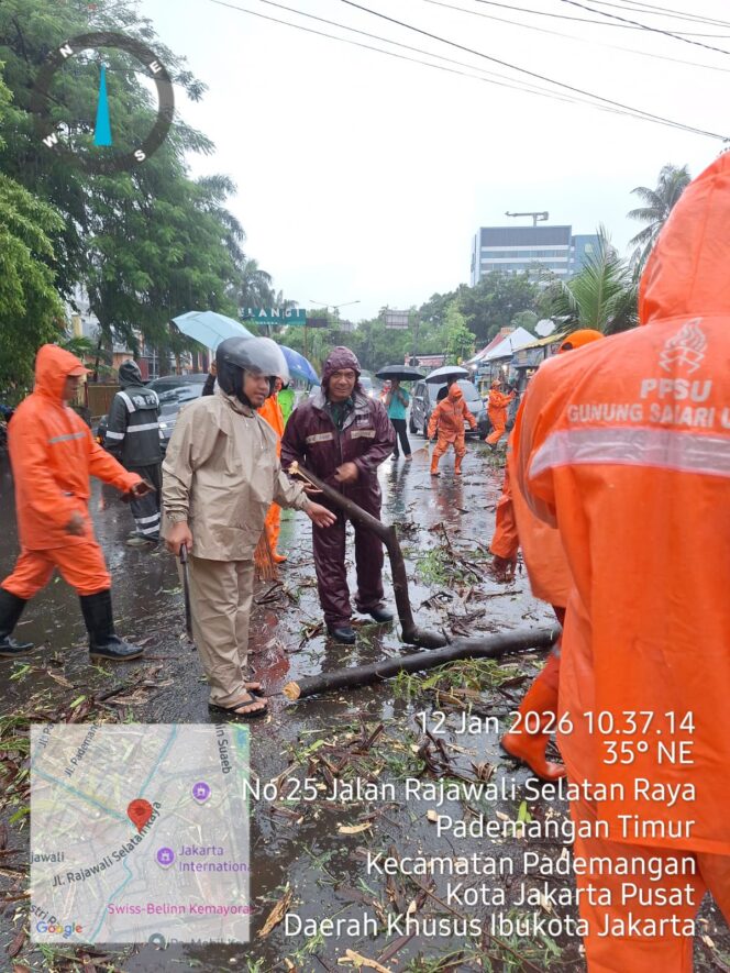 
					Polisi Gerak Cepat Evakuasi Pohon Tumbang di Gunung Sahari Utara Bersama PPSU