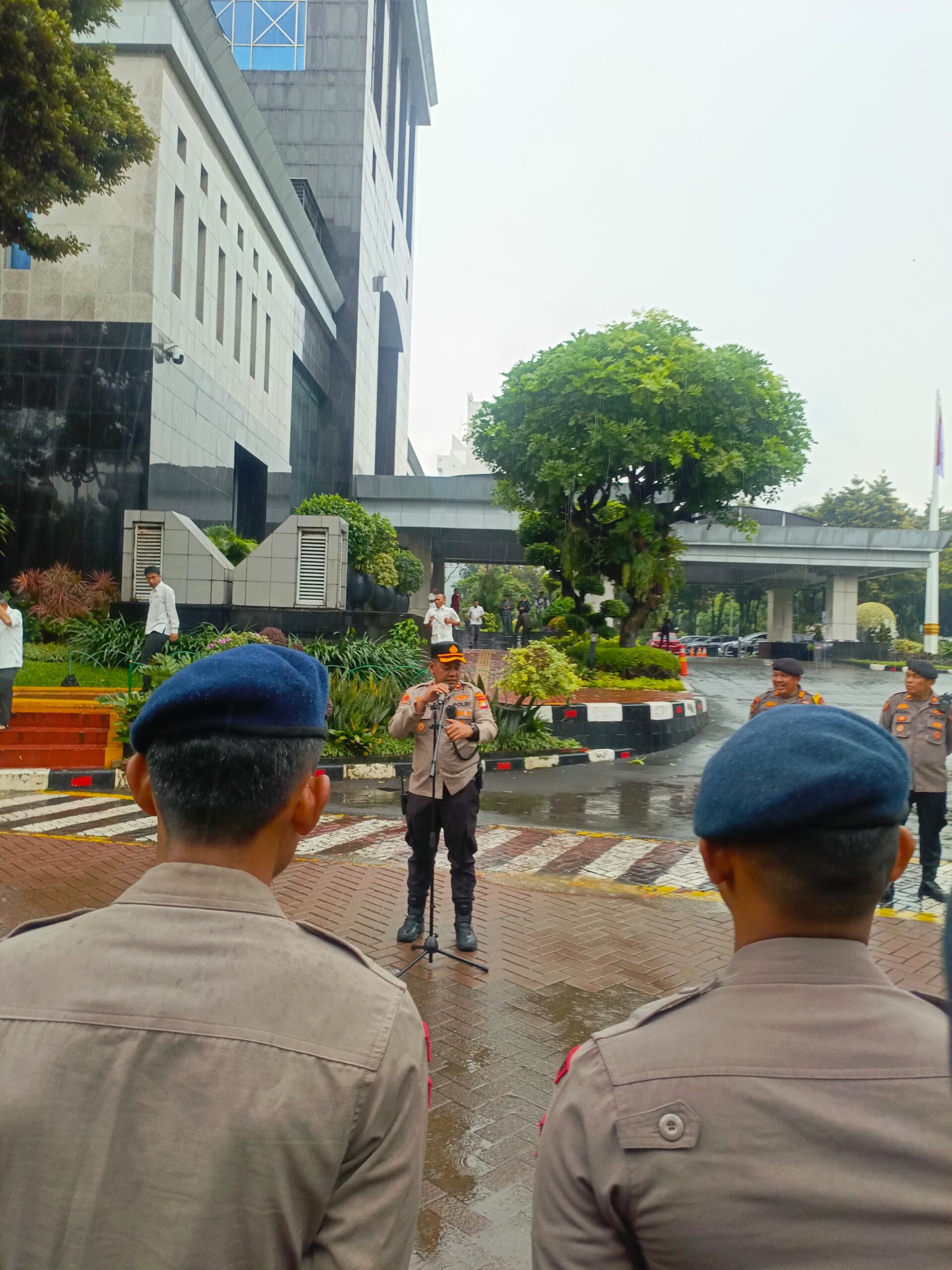 Kapolsek Sawah Besar Pimpin Apel Pelayanan Unjuk Rasa di Kemenkeu RI
