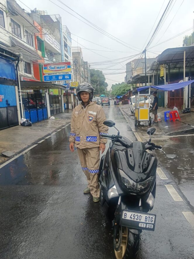 
					Bhabinkamtibmas Petojo Utara Pastikan Wilayah Aman dari Genangan Usai Pemantauan Kali Krukut