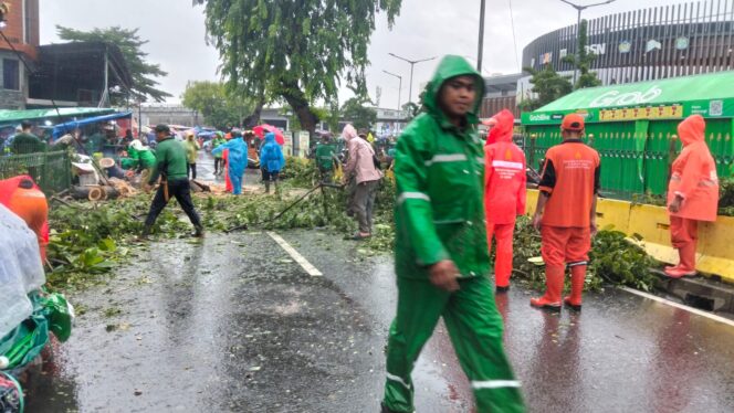 
					Bhabinkamtibmas Cideng Tinjau Penanganan Pohon Tumbang di Taman Jatibaru