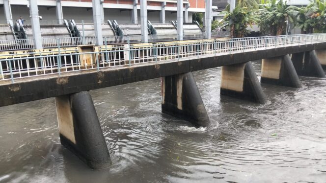 
					Bhabinkamtibmas Cideng Pantau Stasiun Pomp Kali Siantar, Pastikan Pengendalian Genangan Berjalan Optimal