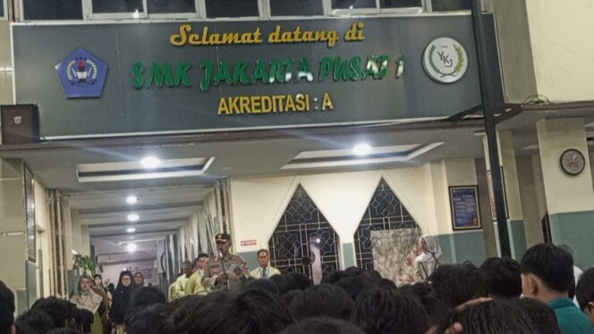 
					Kapolsek Metro Gambir Pimpin Upacara di SMK Jakarta Pusat 1, Sampaikan Amanat Kapolres kepada Pelajar