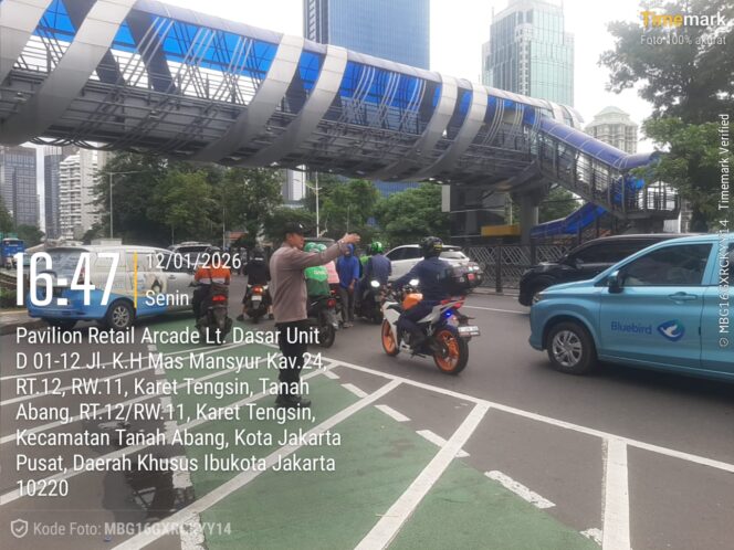
					Anggota Polsek Metro Tanah Abang Laksanakan Pengaturan Lalu Lintas di Wilayah Karet Tengsin Sore Hari