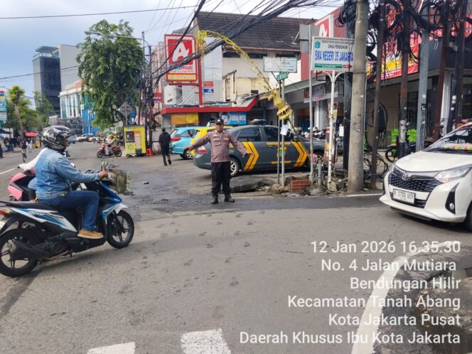 
					Personel Polsek Metro Tanah Abang Hadir di Jam Sibuk, Arus Lalu Lintas Jl. Mutiara Terpantau Lancar Sore Hari
