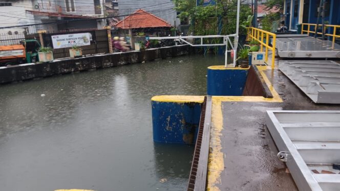 
					Polri Proaktif Cegah Banjir, Monitoring Pintu Air Kali Hitam Terus Dilakukan