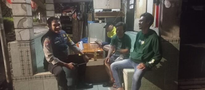 
					Sambangi Satkamling Cikini Raya, Bhabinkamtibmas Tekankan Kewaspadaan Warga Jelang Pagi Hari