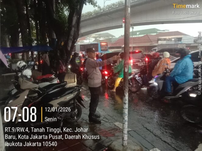 
					Keamanan dan Kelancaran Lalu Lintas Pagi Hari, Polisi Siaga di Titik Rawan Johar Baru