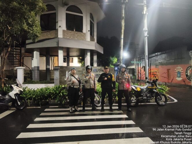 
					Hujan Mewarnai Patroli Cipta Kondisi Dini Hari, Polisi Jaga Kondusivitas Johar Baru