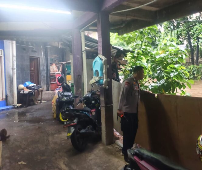 
					Hujan Tiada Henti Pagi Hari, Bhabinkamtibmas Kelurahan Benhil Cek Kesiapan Pompa Air