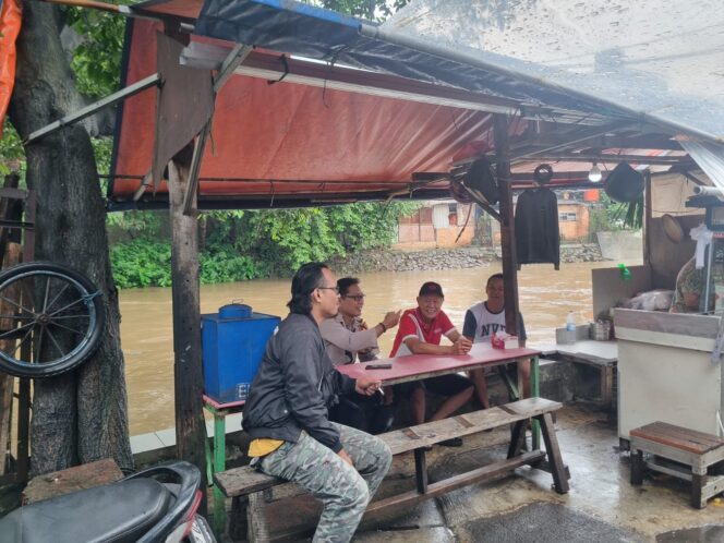 
					Hadir di Tengah Warga, Bhabinkamtibmas Karet Tengsin Sampaikan Pesan Keamanan Lingkungan RT 16/05