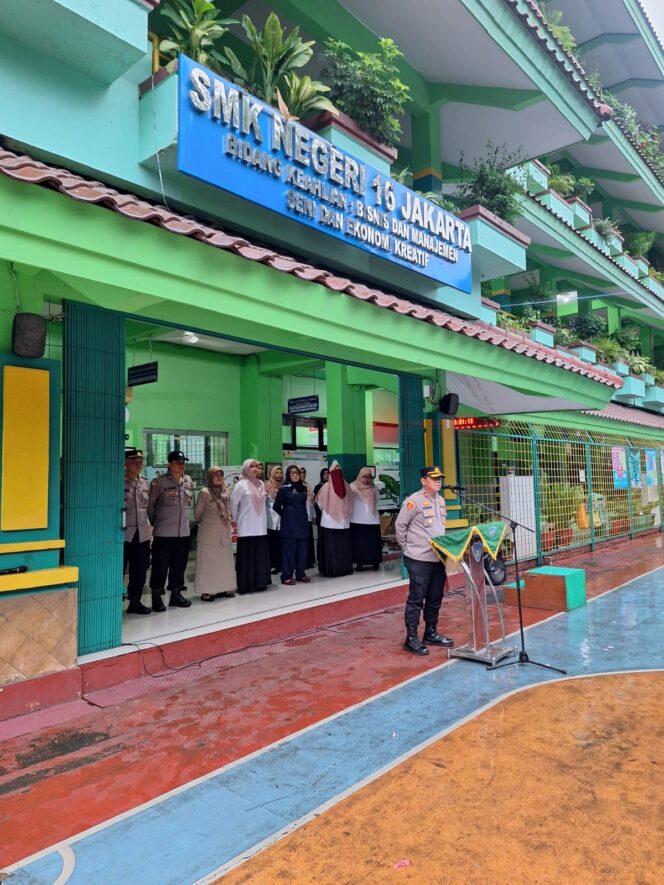 
					Wakapolsek Metro Menteng Pimpin Upacara di SMKN 16 Jakarta, Tekankan Pelajar Hindari Tawuran dan Aksi Demo