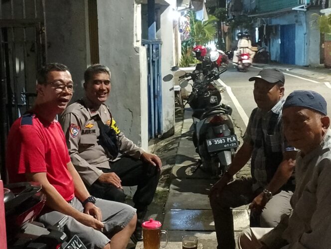 
					Ngobrol Santai Malam Hari, Polisi dan Warga Kartini Perkuat Kamtibmas Lingkungan