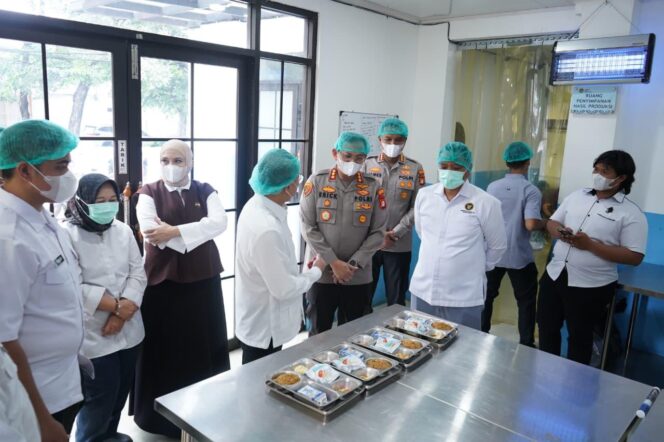 
					Menteri Koordinator Bidang Pangan RI Apresiasi SPPG Polri Pegangsaan Dua, Sebut Terbaik dari Seluruh SPPG yang Dikunjungi