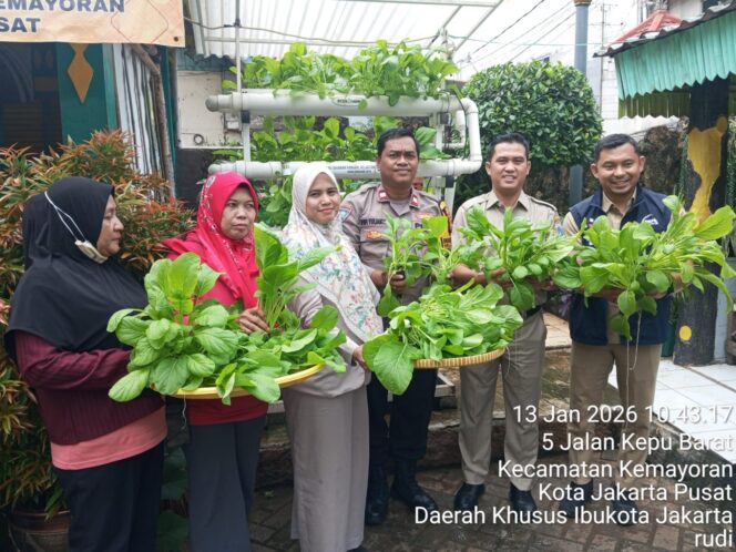 
					Polri Bersama Masyarakat, Panen Sayur Sawi Ciptakan Lingkungan Mandiri Pangan