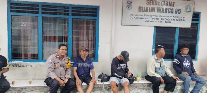 
					Polri Semakin Dekat, Bhabinkamtibmas Kemayoran Bangun Komunikasi Aktif dengan Warga