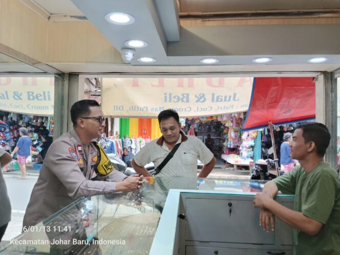
					Cooling System di Pasar Gembrong, Polisi Sambangi Pedagang untuk Jaga Kamtibmas