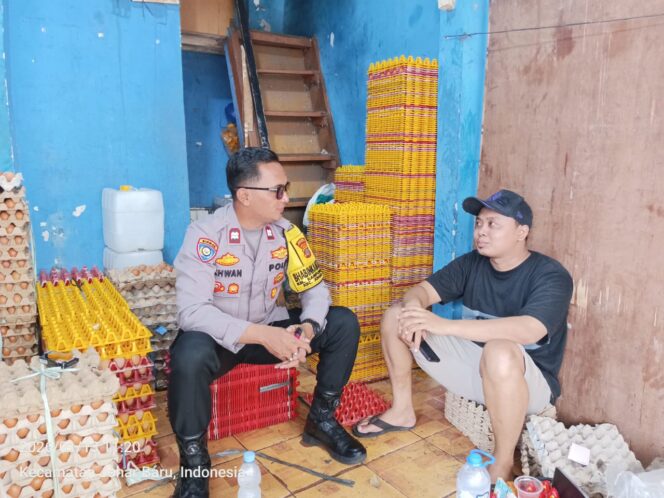 
					Jaga Roda Ekonomi Tetap Aman, Polisi Sambangi Pedagang Pasar Gembrong