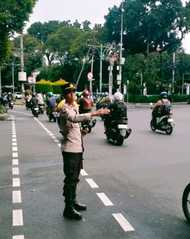 
					Jam Pulang Kantor, Polisi Urai Kepadatan di TL Taman Suropati Diponegoro