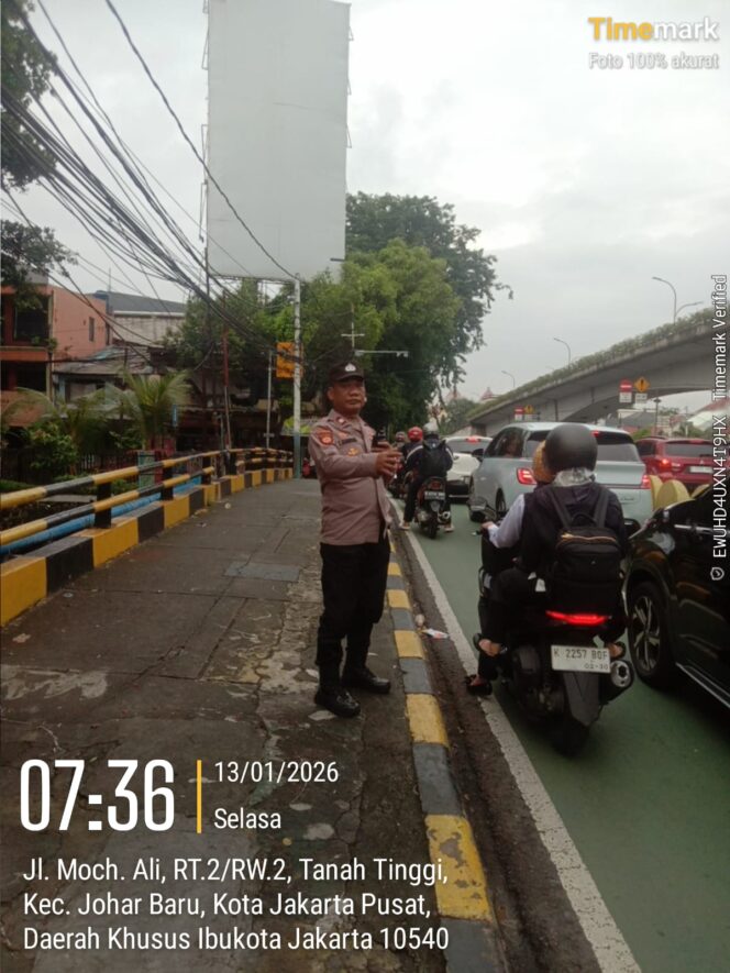 
					Urai Kepadatan Arus Lalin Pagi, Polisi Johar Baru Siaga di Titik Rawan