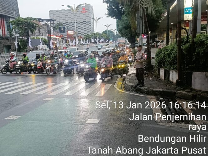 
					Jaga Kelancaran Arus Kendaraan Sore Hari, Personel Polsek Metro Tanah Abang Lakukan Strong Point di TL Penjernihan