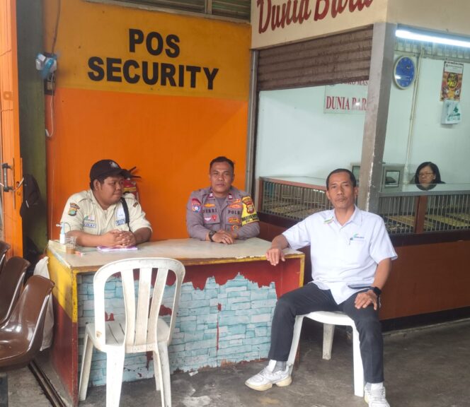 
					Pantau Stabilitas Harga Sembako, Bhabinkamtibmas Benhil Lakukan Sambang Door to Door di Pasar Bendungan Hilir