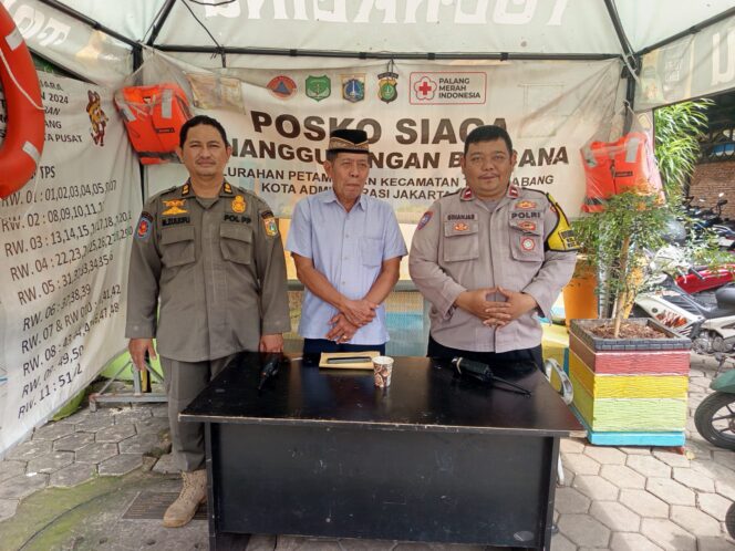 
					Siaga Banjir, Bhabinkamtibmas Petamburan Bersama Unsur Tiga Pilar Lakukan Monitoring Posko dan Rencana Evakuasi Warga