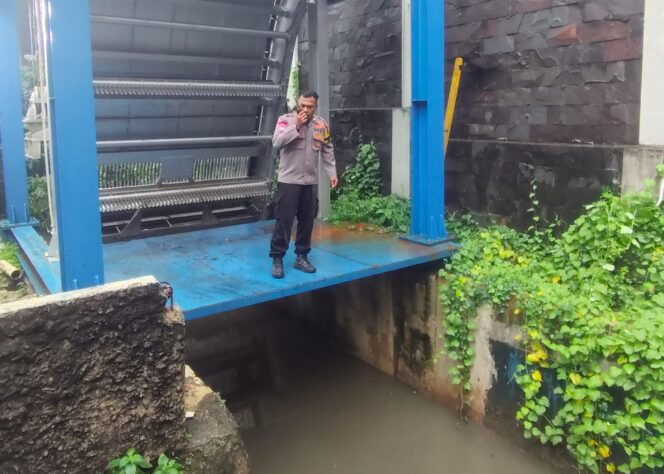
					Update Hujan Antisipasi Banjir, Bhabinkamtibmas Benhil Cek Pompa Air dan Kondisi Kali Krukut