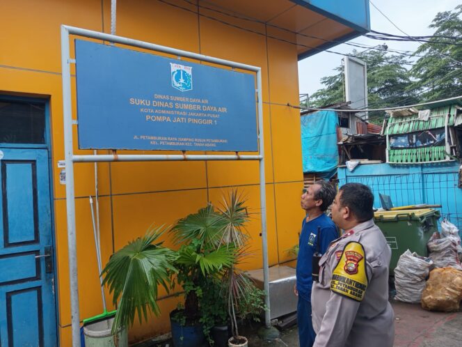
					Bhabinkamtibmas Petamburan Cek Rumah Pompa Jati Pinggir I, Update Genangan Air dan Pastikan Seluruh Unit Berfungsi Baik dan Siaga Hadapi Musim Hujan