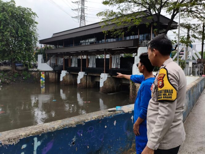 
					Bhabinkamtibmas Kebon Melati Cek Pintu Air Karet, Pastikan Tinggi Muka Air dalam Kondisi Aman