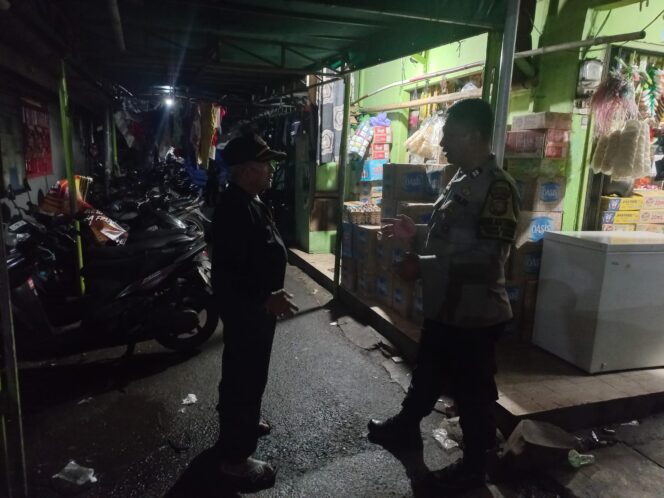 
					Sambang Siskamling RW 08 Kebon Kacang, Polisi Ajak Warga Perkuat Pengawasan Lingkungan