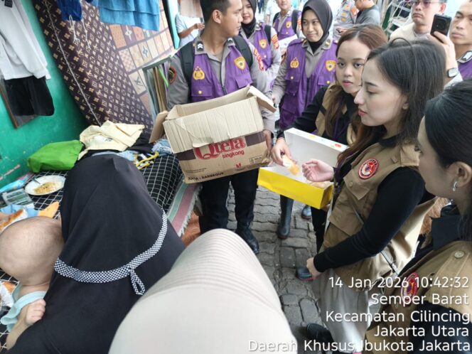 
					Tim Trauma Healing Polri Bersama Relawan UI Hadir Bersama Warga Pascabanjir di Cilincing