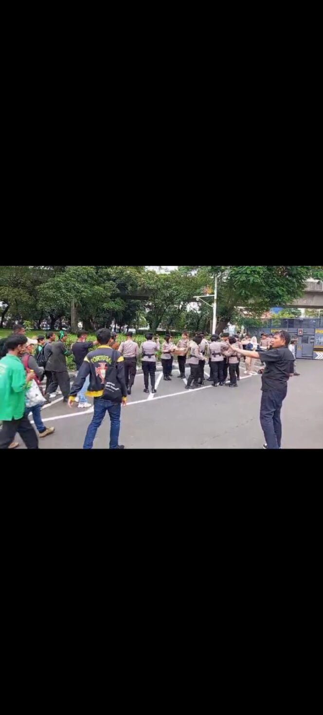 
					Polri Bagikan Makanan Ringan kepada Massa Aksi Ojol di Seberang Kedubes AS, Situasi Berlangsung Kondusif